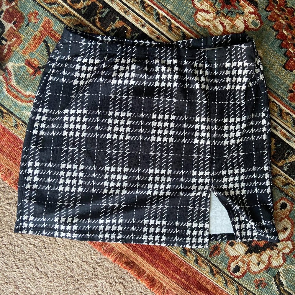 A GOTH'S PICNIC TABLE PENCIL SKIRT